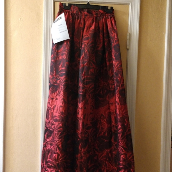 Woman Skirts - Picture 1 of 6